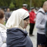 15.07.2016 Kielce. Złożenie zniczy przed pomnikiem Homo Homini w hołdzie ofiarom zamachu w Nicei. / Jarosław Kubalski / Radio Kielce