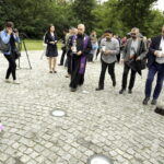 15.07.2016 Kielce. Złożenie zniczy przed pomnikiem Homo Homini w hołdzie ofiarom zamachu w Nicei. / Jarosław Kubalski / Radio Kielce