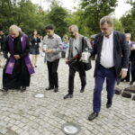 15.07.2016 Kielce. Złożenie zniczy przed pomnikiem Homo Homini w hołdzie ofiarom zamachu w Nicei. / Jarosław Kubalski / Radio Kielce