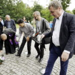 15.07.2016 Kielce. Złożenie zniczy przed pomnikiem Homo Homini w hołdzie ofiarom zamachu w Nicei. / Jarosław Kubalski / Radio Kielce