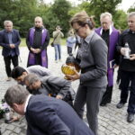 15.07.2016 Kielce. Złożenie zniczy przed pomnikiem Homo Homini w hołdzie ofiarom zamachu w Nicei. / Jarosław Kubalski / Radio Kielce