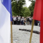 15.07.2016 Kielce. Złożenie zniczy przed pomnikiem Homo Homini w hołdzie ofiarom zamachu w Nicei. / Jarosław Kubalski / Radio Kielce