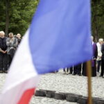 15.07.2016 Kielce. Złożenie zniczy przed pomnikiem Homo Homini w hołdzie ofiarom zamachu w Nicei. / Jarosław Kubalski / Radio Kielce