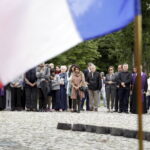 15.07.2016 Kielce. Złożenie zniczy przed pomnikiem Homo Homini w hołdzie ofiarom zamachu w Nicei. / Jarosław Kubalski / Radio Kielce