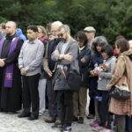 15.07.2016 Kielce. Złożenie zniczy przed pomnikiem Homo Homini w hołdzie ofiarom zamachu w Nicei. / Jarosław Kubalski / Radio Kielce