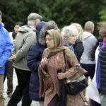 15.07.2016 Kielce. Złożenie zniczy przed pomnikiem Homo Homini w hołdzie ofiarom zamachu w Nicei. / Jarosław Kubalski / Radio Kielce