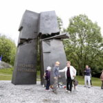 15.07.2016 Kielce. Złożenie zniczy przed pomnikiem Homo Homini w hołdzie ofiarom zamachu w Nicei. / Jarosław Kubalski / Radio Kielce