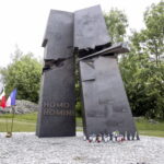 15.07.2016 Kielce. Złożenie zniczy przed pomnikiem Homo Homini w hołdzie ofiarom zamachu w Nicei. / Jarosław Kubalski / Radio Kielce