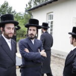 17.07.2016 Kielce. Chasydzi przybyli z USA, Wielkiej Brytanii i Izraela , by przybić mezuzy w Domu Modlitewnym Herszla Zagajskiego i wkopać kamień węgielny pod dom pielgrzyma. / Jarosław Kubalski / Radio Kielce