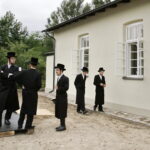 17.07.2016 Kielce. Chasydzi przybyli z USA, Wielkiej Brytanii i Izraela , by przybić mezuzy w Domu Modlitewnym Herszla Zagajskiego i wkopać kamień węgielny pod dom pielgrzyma. / Jarosław Kubalski / Radio Kielce