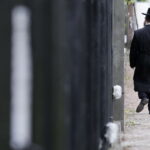 17.07.2016 Kielce. Chasydzi przybyli z USA, Wielkiej Brytanii i Izraela , by przybić mezuzy w Domu Modlitewnym Herszla Zagajskiego i wkopać kamień węgielny pod dom pielgrzyma. / Jarosław Kubalski / Radio Kielce