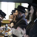 17.07.2016 Kielce. Chasydzi przybyli z USA, Wielkiej Brytanii i Izraela , by przybić mezuzy w Domu Modlitewnym Herszla Zagajskiego i wkopać kamień węgielny pod dom pielgrzyma. / Jarosław Kubalski / Radio Kielce