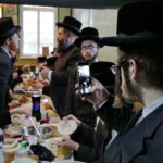 17.07.2016 Kielce. Chasydzi przybyli z USA, Wielkiej Brytanii i Izraela , by przybić mezuzy w Domu Modlitewnym Herszla Zagajskiego i wkopać kamień węgielny pod dom pielgrzyma. / Jarosław Kubalski / Radio Kielce