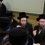 17.07.2016 Kielce. Chasydzi przybyli z USA, Wielkiej Brytanii i Izraela , by przybić mezuzy w Domu Modlitewnym Herszla Zagajskiego i wkopać kamień węgielny pod dom pielgrzyma. / Jarosław Kubalski / Radio Kielce