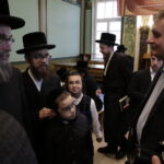 17.07.2016 Kielce. Chasydzi przybyli z USA, Wielkiej Brytanii i Izraela , by przybić mezuzy w Domu Modlitewnym Herszla Zagajskiego i wkopać kamień węgielny pod dom pielgrzyma. / Jarosław Kubalski / Radio Kielce