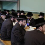 17.07.2016 Kielce. Chasydzi przybyli z USA, Wielkiej Brytanii i Izraela , by przybić mezuzy w Domu Modlitewnym Herszla Zagajskiego i wkopać kamień węgielny pod dom pielgrzyma. / Jarosław Kubalski / Radio Kielce