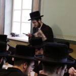 17.07.2016 Kielce. Chasydzi przybyli z USA, Wielkiej Brytanii i Izraela , by przybić mezuzy w Domu Modlitewnym Herszla Zagajskiego i wkopać kamień węgielny pod dom pielgrzyma. / Jarosław Kubalski / Radio Kielce