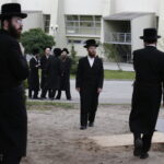 17.07.2016 Kielce. Chasydzi przybyli z USA, Wielkiej Brytanii i Izraela , by przybić mezuzy w Domu Modlitewnym Herszla Zagajskiego i wkopać kamień węgielny pod dom pielgrzyma. / Jarosław Kubalski / Radio Kielce