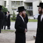 17.07.2016 Kielce. Chasydzi przybyli z USA, Wielkiej Brytanii i Izraela , by przybić mezuzy w Domu Modlitewnym Herszla Zagajskiego i wkopać kamień węgielny pod dom pielgrzyma. / Jarosław Kubalski / Radio Kielce