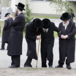 17.07.2016 Kielce. Chasydzi przybyli z USA, Wielkiej Brytanii i Izraela , by przybić mezuzy w Domu Modlitewnym Herszla Zagajskiego i wkopać kamień węgielny pod dom pielgrzyma. / Jarosław Kubalski / Radio Kielce