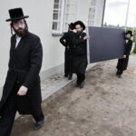 17.07.2016 Kielce. Chasydzi przybyli z USA, Wielkiej Brytanii i Izraela , by przybić mezuzy w Domu Modlitewnym Herszla Zagajskiego i wkopać kamień węgielny pod dom pielgrzyma. / Jarosław Kubalski / Radio Kielce