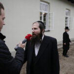 17.07.2016 Kielce. Chasydzi przybyli z USA, Wielkiej Brytanii i Izraela , by przybić mezuzy w Domu Modlitewnym Herszla Zagajskiego i wkopać kamień węgielny pod dom pielgrzyma. / Jarosław Kubalski / Radio Kielce