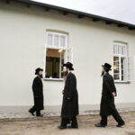 17.07.2016 Kielce. Chasydzi przybyli z USA, Wielkiej Brytanii i Izraela , by przybić mezuzy w Domu Modlitewnym Herszla Zagajskiego i wkopać kamień węgielny pod dom pielgrzyma. / Jarosław Kubalski / Radio Kielce