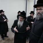 17.07.2016 Kielce. Chasydzi przybyli z USA, Wielkiej Brytanii i Izraela , by przybić mezuzy w Domu Modlitewnym Herszla Zagajskiego i wkopać kamień węgielny pod dom pielgrzyma. / Jarosław Kubalski / Radio Kielce