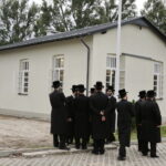 17.07.2016 Kielce. Chasydzi przybyli z USA, Wielkiej Brytanii i Izraela , by przybić mezuzy w Domu Modlitewnym Herszla Zagajskiego i wkopać kamień węgielny pod dom pielgrzyma. / Jarosław Kubalski / Radio Kielce