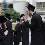 17.07.2016 Kielce. Chasydzi przybyli z USA, Wielkiej Brytanii i Izraela , by przybić mezuzy w Domu Modlitewnym Herszla Zagajskiego i wkopać kamień węgielny pod dom pielgrzyma. / Jarosław Kubalski / Radio Kielce