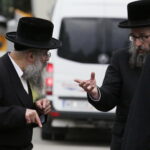 17.07.2016 Kielce. Chasydzi przybyli z USA, Wielkiej Brytanii i Izraela , by przybić mezuzy w Domu Modlitewnym Herszla Zagajskiego i wkopać kamień węgielny pod dom pielgrzyma. / Jarosław Kubalski / Radio Kielce