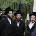 17.07.2016 Kielce. Chasydzi przybyli z USA, Wielkiej Brytanii i Izraela , by przybić mezuzy w Domu Modlitewnym Herszla Zagajskiego i wkopać kamień węgielny pod dom pielgrzyma. / Jarosław Kubalski / Radio Kielce