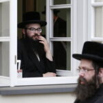 17.07.2016 Kielce. Chasydzi przybyli z USA, Wielkiej Brytanii i Izraela , by przybić mezuzy w Domu Modlitewnym Herszla Zagajskiego i wkopać kamień węgielny pod dom pielgrzyma. / Jarosław Kubalski / Radio Kielce