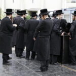 17.07.2016 Kielce. Chasydzi przybyli z USA, Wielkiej Brytanii i Izraela , by przybić mezuzy w Domu Modlitewnym Herszla Zagajskiego i wkopać kamień węgielny pod dom pielgrzyma. / Jarosław Kubalski / Radio Kielce