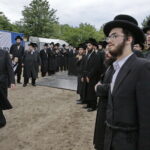 17.07.2016 Kielce. Chasydzi przybyli z USA, Wielkiej Brytanii i Izraela , by przybić mezuzy w Domu Modlitewnym Herszla Zagajskiego i wkopać kamień węgielny pod dom pielgrzyma. / Jarosław Kubalski / Radio Kielce