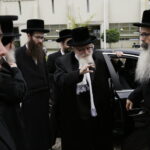 17.07.2016 Kielce. Chasydzi przybyli z USA, Wielkiej Brytanii i Izraela , by przybić mezuzy w Domu Modlitewnym Herszla Zagajskiego i wkopać kamień węgielny pod dom pielgrzyma. / Jarosław Kubalski / Radio Kielce