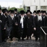 17.07.2016 Kielce. Chasydzi przybyli z USA, Wielkiej Brytanii i Izraela , by przybić mezuzy w Domu Modlitewnym Herszla Zagajskiego i wkopać kamień węgielny pod dom pielgrzyma. / Jarosław Kubalski / Radio Kielce