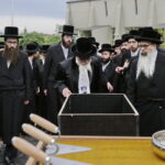 17.07.2016 Kielce. Chasydzi przybyli z USA, Wielkiej Brytanii i Izraela , by przybić mezuzy w Domu Modlitewnym Herszla Zagajskiego i wkopać kamień węgielny pod dom pielgrzyma. / Jarosław Kubalski / Radio Kielce