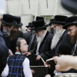 17.07.2016 Kielce. Chasydzi przybyli z USA, Wielkiej Brytanii i Izraela , by przybić mezuzy w Domu Modlitewnym Herszla Zagajskiego i wkopać kamień węgielny pod dom pielgrzyma. / Jarosław Kubalski / Radio Kielce