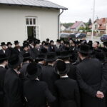 17.07.2016 Kielce. Chasydzi przybyli z USA, Wielkiej Brytanii i Izraela , by przybić mezuzy w Domu Modlitewnym Herszla Zagajskiego i wkopać kamień węgielny pod dom pielgrzyma. / Jarosław Kubalski / Radio Kielce