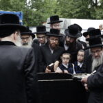 17.07.2016 Kielce. Chasydzi przybyli z USA, Wielkiej Brytanii i Izraela , by przybić mezuzy w Domu Modlitewnym Herszla Zagajskiego i wkopać kamień węgielny pod dom pielgrzyma. / Jarosław Kubalski / Radio Kielce