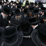 17.07.2016 Kielce. Chasydzi przybyli z USA, Wielkiej Brytanii i Izraela , by przybić mezuzy w Domu Modlitewnym Herszla Zagajskiego i wkopać kamień węgielny pod dom pielgrzyma. / Jarosław Kubalski / Radio Kielce