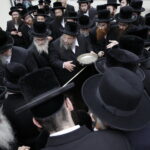 17.07.2016 Kielce. Chasydzi przybyli z USA, Wielkiej Brytanii i Izraela , by przybić mezuzy w Domu Modlitewnym Herszla Zagajskiego i wkopać kamień węgielny pod dom pielgrzyma. / Jarosław Kubalski / Radio Kielce