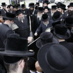 17.07.2016 Kielce. Chasydzi przybyli z USA, Wielkiej Brytanii i Izraela , by przybić mezuzy w Domu Modlitewnym Herszla Zagajskiego i wkopać kamień węgielny pod dom pielgrzyma. / Jarosław Kubalski / Radio Kielce