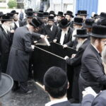 17.07.2016 Kielce. Chasydzi przybyli z USA, Wielkiej Brytanii i Izraela , by przybić mezuzy w Domu Modlitewnym Herszla Zagajskiego i wkopać kamień węgielny pod dom pielgrzyma. / Jarosław Kubalski / Radio Kielce