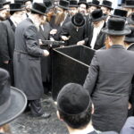 17.07.2016 Kielce. Chasydzi przybyli z USA, Wielkiej Brytanii i Izraela , by przybić mezuzy w Domu Modlitewnym Herszla Zagajskiego i wkopać kamień węgielny pod dom pielgrzyma. / Jarosław Kubalski / Radio Kielce