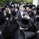 17.07.2016 Kielce. Chasydzi przybyli z USA, Wielkiej Brytanii i Izraela , by przybić mezuzy w Domu Modlitewnym Herszla Zagajskiego i wkopać kamień węgielny pod dom pielgrzyma. / Jarosław Kubalski / Radio Kielce