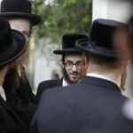 17.07.2016 Kielce. Chasydzi przybyli z USA, Wielkiej Brytanii i Izraela , by przybić mezuzy w Domu Modlitewnym Herszla Zagajskiego i wkopać kamień węgielny pod dom pielgrzyma. / Jarosław Kubalski / Radio Kielce