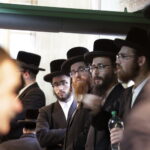 17.07.2016 Kielce. Chasydzi przybyli z USA, Wielkiej Brytanii i Izraela , by przybić mezuzy w Domu Modlitewnym Herszla Zagajskiego i wkopać kamień węgielny pod dom pielgrzyma. / Jarosław Kubalski / Radio Kielce