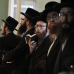 17.07.2016 Kielce. Chasydzi przybyli z USA, Wielkiej Brytanii i Izraela , by przybić mezuzy w Domu Modlitewnym Herszla Zagajskiego i wkopać kamień węgielny pod dom pielgrzyma. / Jarosław Kubalski / Radio Kielce